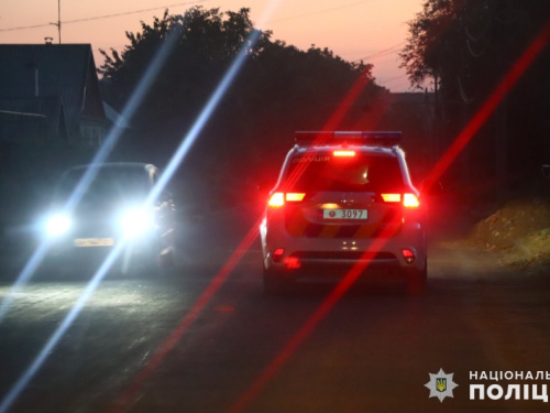 Поліція закликає громадян бути обачливими на автодорогах і вулицях міста під час відсутності освітлення
