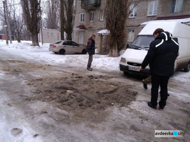 В Авдеевке “всем миром” вызволяли автомобиль из ямы (ФОТОФАКТ)