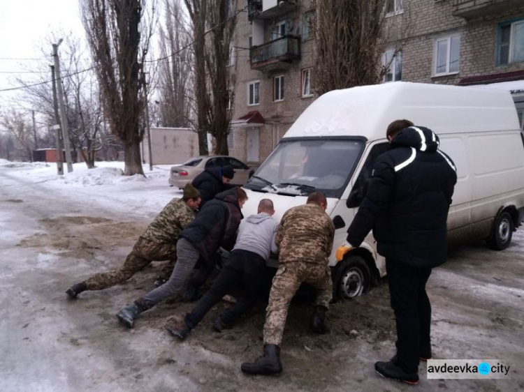 В Авдеевке “всем миром” вызволяли автомобиль из ямы (ФОТОФАКТ)