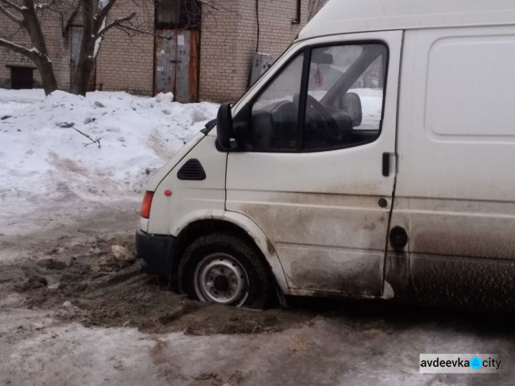 В Авдеевке “всем миром” вызволяли автомобиль из ямы (ФОТОФАКТ)