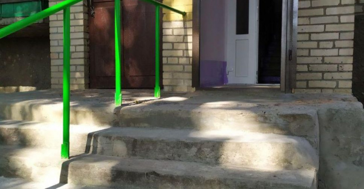 При поддержке АКХЗ ещё один подъезд в Авдеевке стал краше (ФОТО+ВИДЕО)